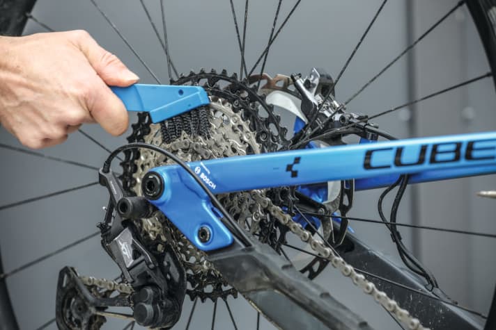   Verschleiß reduzieren Mit diesen Tipps und Tricks schonen Sie Kette und Kassette am E-Mountainbike – und sparen bares Geld. Seite 84