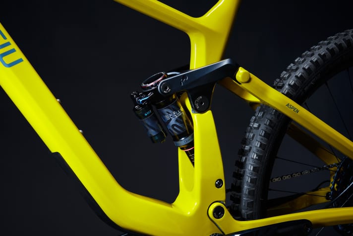   The four-bar linkage with Horst link provides 158 millimetres of suspension travel and is designed to encourage an active riding style with plenty of progressiveness.