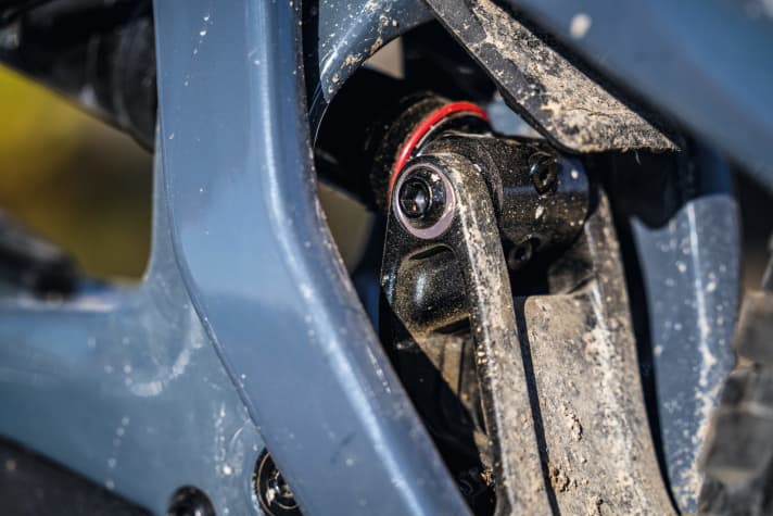   Santa Cruz Heckler: The geometry can be minimally adjusted via a flip chip on the shock mount. However, the change in progression should be more significant. The slacker and lower setting (- 0.3 degrees head angle, - 4 mm bottom bracket) is accompanied by a more progressive characteristic curve. A grease nipple for the bearings is located at the bottom of the link (not in the picture).