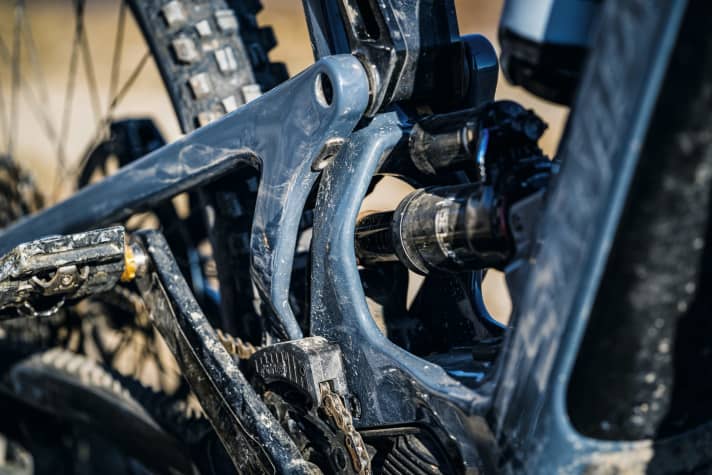   Santa Cruz Heckler: The elaborate VPP rear suspension system works first-class. The new frame can also accommodate thick shocks, e.g. with steel springs or a voluminous Fox X2.