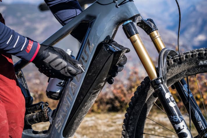   Santa Cruz Heckler: Im Unterrohr steckt ein Darfon-Akku mit 726 Wh. Er kann unkompliziert mit einem 4er-Inbus entnommen werden. An unse­rem Testbike saß die Batterie nicht ganz klapperfrei.