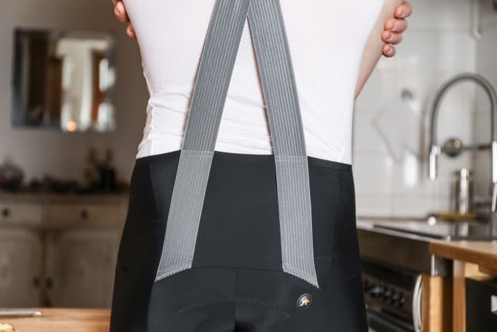   <a href="https://www.bike-magazin.de/tag/assos" target="_blank" rel="noopener noreferrer nofollow">Assos</a>  setzt die Träger besonders weit unten in der Nähe des Sitzpolsters an. Dadurch wird es während der Fahrt perfekt in Position gehalten.