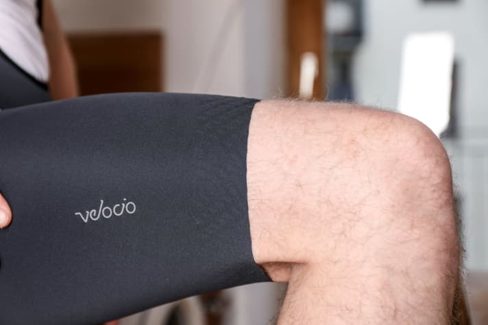   Perfekt gelöst: Die nahtlosen Beinabschlüsse verhindern Druckstellen und kommen mit wenig Silikonprints an der Innenseite aus. Dementsprechend komfortabel sitzt die Hose.