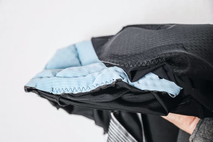   Seat pads are available in a wide range of thicknesses: SQlab (right) relies on an extremely thin, firm pad that ensures comfort, especially on long journeys. Assos, on the other hand, relies on up to 22 millimetre thick pads with different densities. Both concepts convinced us in practice.