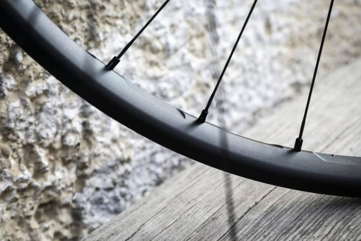   The CNC-milled aluminium rim has an elegant finish and a profile height of 19 millimetres.