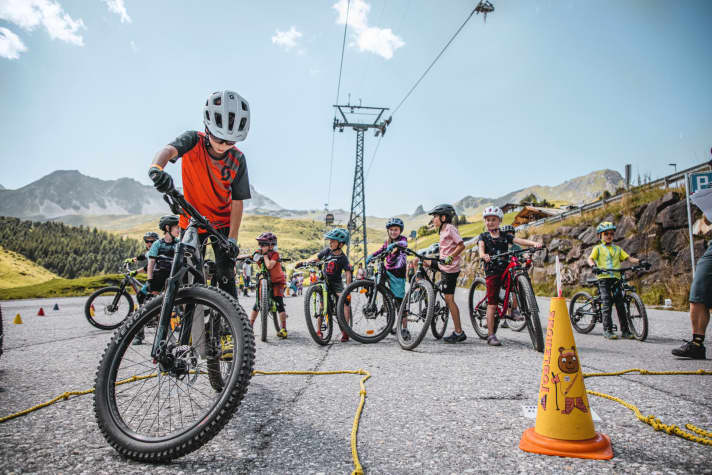   Familienpackung: Ein Festival im Schweizer Arosa zeigt, wie Eltern und Kinder gemeinsam auf ihre Kosten kommen. Seite 92