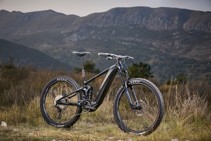  The Trance X E+ 3 is the new entry-level model in the Giant range and comes with high-end drive, but more favourable suspension. Price: 4899 euros, weight according to the manufacturer 24.52 kilograms.