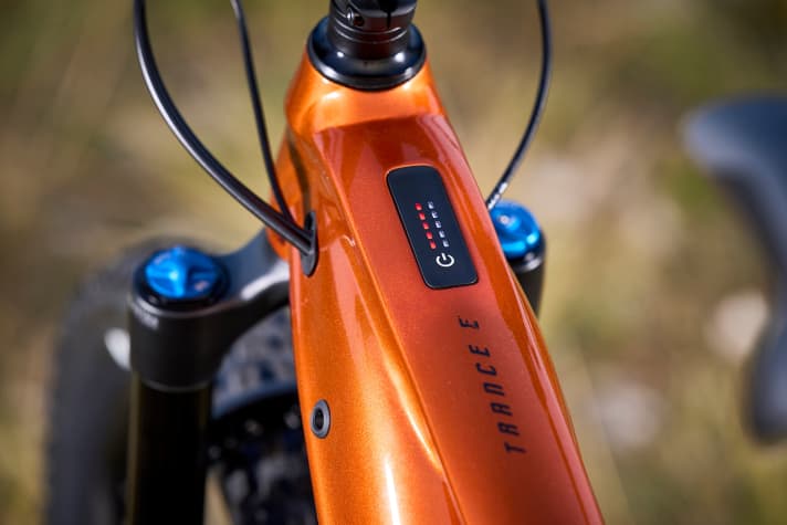   The minimalist display provides information on the battery status and support level.