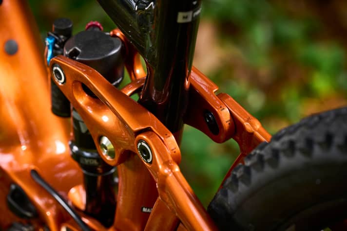   The geometry can be adjusted using the flip chip in the shock rocker. A flatter setup for faster trails and a steeper setup for winding trails.