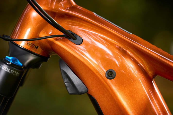   The battery is unlocked at the side with an Allen key and can then be removed downwards from the down tube. The rubber bumper prevents the fork bridge from hitting the down tube.