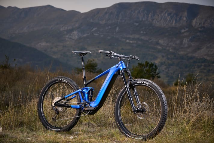   Für 5499 Euro gibt's beim mittleren Trance E+-Modell ein Fox-Performance-Fahrwerk, den größeren Akku mit 750 Wattstunden und einen Mix aus Deore- und Deore XT-Komponenten von Shimano. Gewicht laut Hersteller: 24,44 Kilogramm.