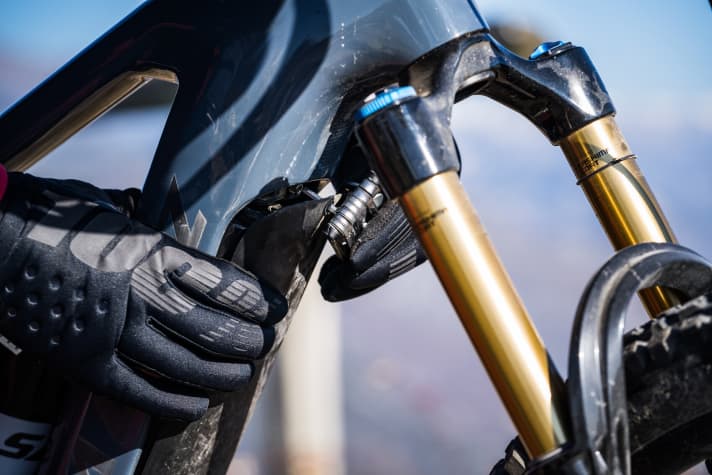   The battery can be easily removed from the down tube using a 4-way Allen key. It's so easy that you have to be careful not to knock the battery onto the ground when removing it.