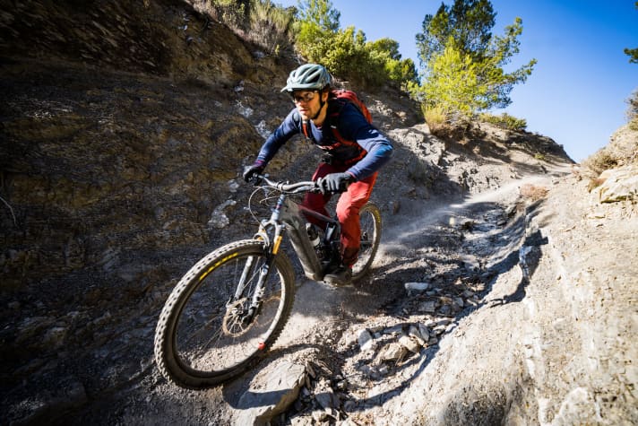   The Heckler takes rough straights with aplomb. Even with a short rear end and MX wheel set, riding safety is high.
