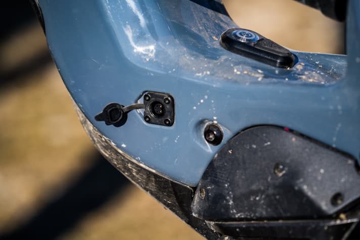   The Darfon on/off button has a USB charging port. However, as this is inconspicuously located in the bottom bracket area, its practical use is limited. The charging port is also from Darfon. The simple and somewhat fiddly rubber cover cannot keep up with the high-quality appearance of the frame.