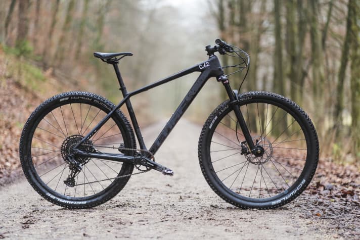   <a href="https://luna.r.lafamo.com/ts/i5533923/tsc?amc=con.blbn.497955.507800.14129791&smc=BIKE&rmd=3&trg=https%3A%2F%2Fwww.fahrrad-xxl.de%2Fcube-reaction-c-62-one-m000042025" target="_blank" rel="noopener noreferrer nofollow">Cube Reaction C:62 One*</a>  – 11,2 kg / 99 mm / 29" / 1499 Euro