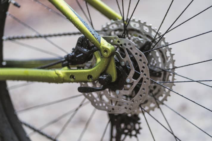   Merida Big.Nine 400: Vorne wie hinten werden die Lauf­räder nur mit einem Schnellspanner fixiert. Der Rahmen besitzt eine Aufnahme für Ständer und Schutzblech.