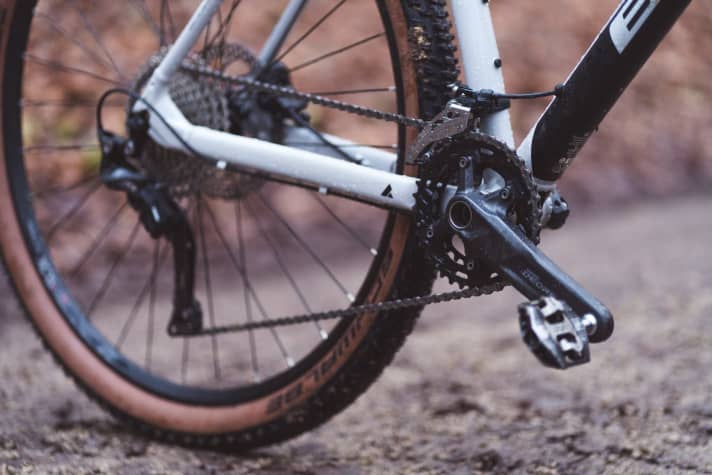   Trotz höherer Bandbreite: Nur noch ein Bike im Einsteiger-Hardtail-Test 2022 rollte mit 2fach-Schaltung zum Vergleich. 