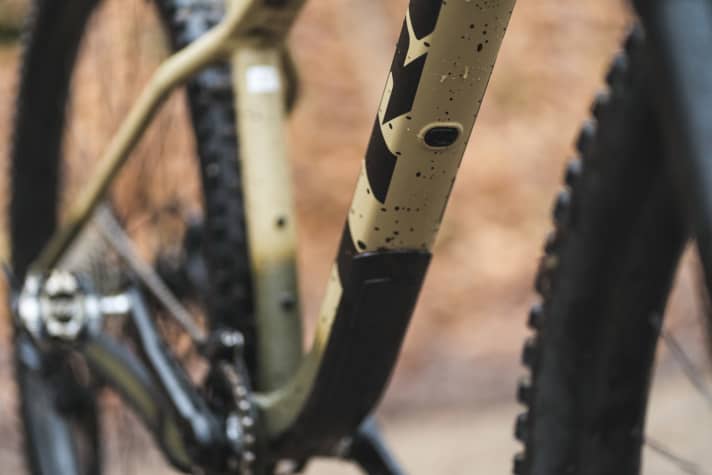   Trek Roscoe 9: Neben dem Schutz am Unterrohr glänzt das Bike mit weiteren cleveren Details wie einer Kabelfixierung für die innen verlegten Züge im Unterrohr.