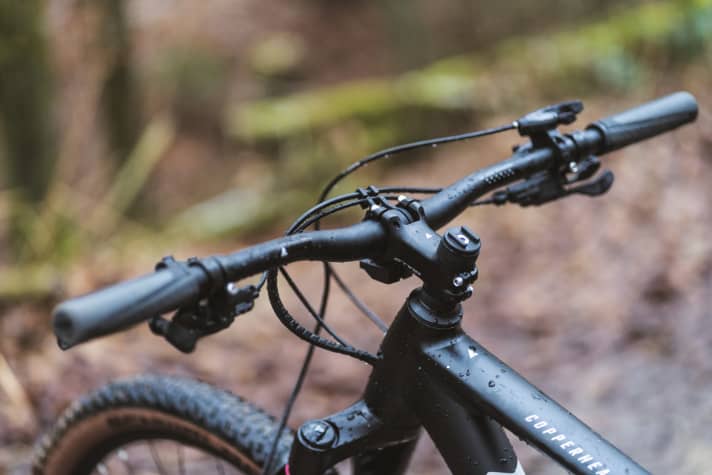 Bulls Copperhead 3: Lights or a smartphone can be attached to the monkey link mounts. Due to the front derailleur, the remote lever of the fork is positioned unfavourably above the handlebars.