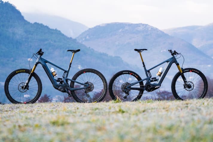   The Santa Cruz Heckler is optionally available with 29-inch wheels front and rear (left in the picture), or as an MX version with a smaller 27.5" rear wheel (right). Suspension travel and prices remain identical. The geometry also hardly differs, apart from the chainstay length.