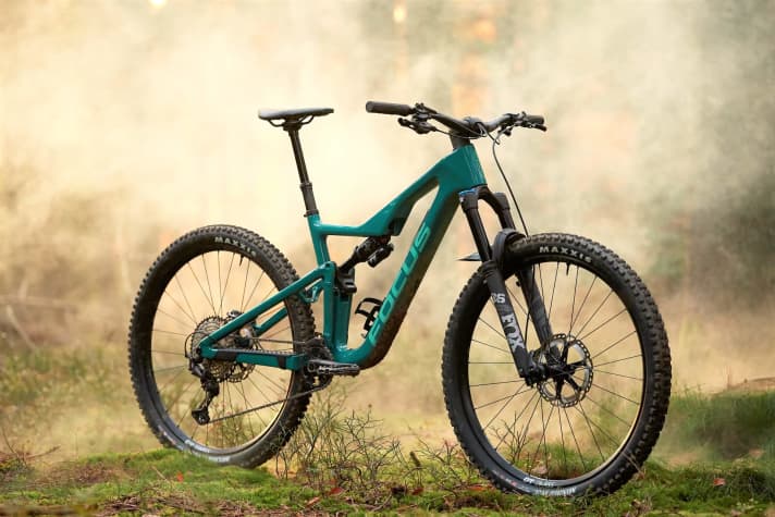   The new Focus Jam 8.9 comes with a carbon fibre main frame and Fox suspension. Weight: Still a whopping 15.8 kilograms according to the manufacturer.