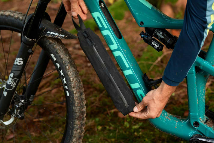   The down tube of the new Jam Carbon has space for a bag for tools and spare parts. When fully loaded, the bag sits quite tightly in the frame and is therefore a little fiddly to install. On the other hand, it doesn't rattle while riding.