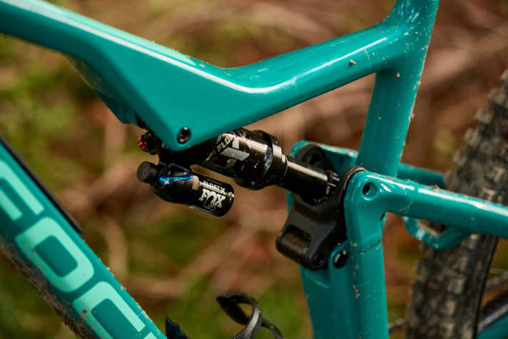   The Fold rear triangle squeezes a nominal 150 millimetres out of the shock. On the aluminium model with the same design, we were even able to measure over 160 millimetres of travel in the laboratory.