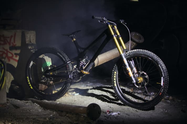 Freerider: The <a href="https://www.bike-magazin.de/freeride/news/freeride-neuheiten-2022-bikes-und-parts" target="_blank" rel="noopener noreferrer nofollow">Ribisu Rocket DH</a> looks martial, but has "only" 180 millimetres of travel, a flat geometry and built-in fun for the most intense bike park sessions.