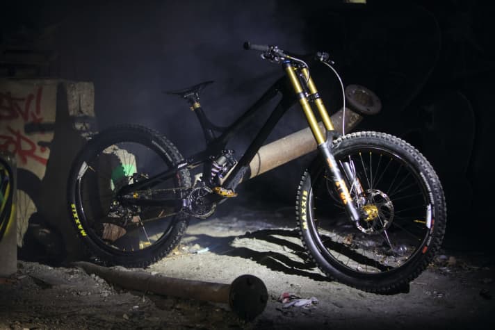   Here you can see the Bigbike Rocket. Adrian also has a stylish enduro bike in his programme. But the Swiss rider could tidy up his backyard.