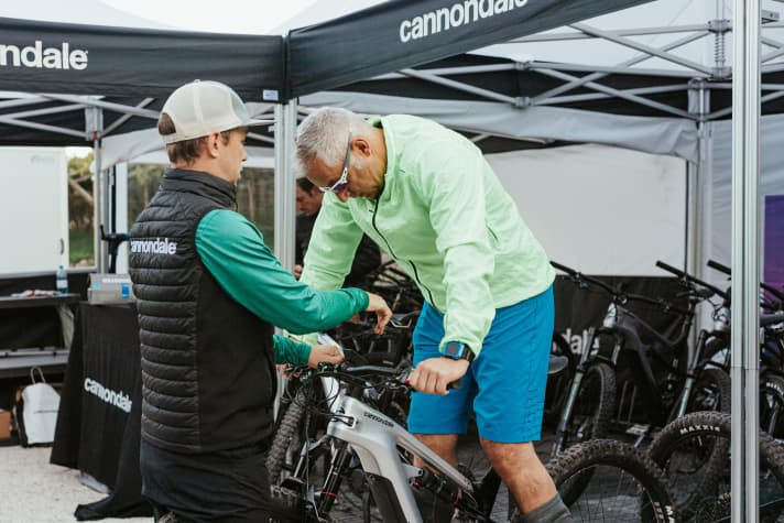   Perfect service: Cannondale pro Jérôme Clementz personally takes care of the setup of the test bikes.