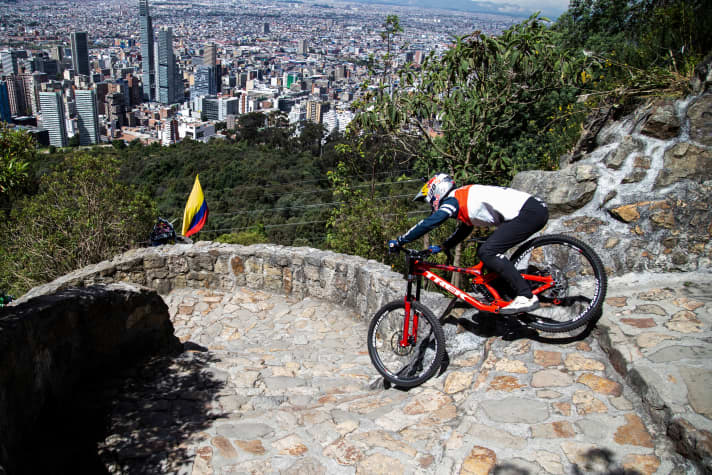   Rüttelpartie: 1605 Stufen schütteln die Fahrer ordentlich durch. Im Hintergrund: das Stadtzentrum von Bogota.