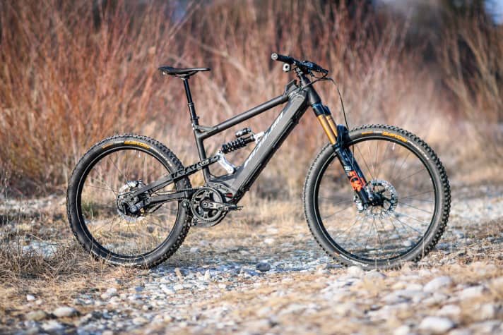   Kletterstark und laufruhig, aber nur mit enormem Krafteinsatz in die Luft zu bewegen: Geradeaus kann das Nicolai G1 Eboxx gut. Spieltrieb ist,  trotz des 27,5-Zoll-Hinterrads ein Fremdwort für das E-Enduro aus Niedersachsen.