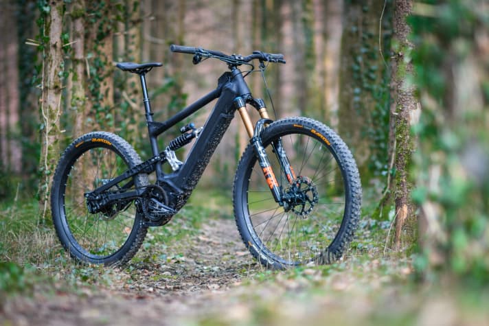   Das Nicolai G1 Eboxx E14 wiegt mit Riemenantrieb, Rohloff-Nabe und Stahlfeder satte 27,26 Kilogramm. Hier noch das 2021er-Modell. Eine Variante mit dem Bosch-Smart-System und 750 Wattstunden gibt es bereits, bislang aber nur mit der mechanischen Rohloff.