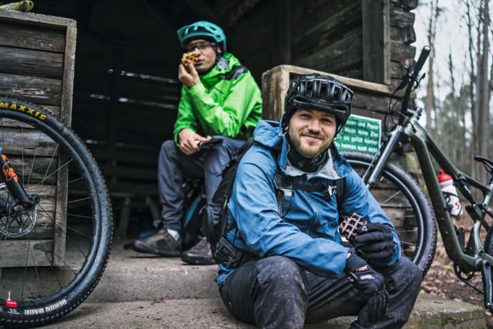 Der Zuckerspiegel muss stimmen: Schoko-Waffeln gegen laktatgetränkte Muskelfasern und strömenden Regen.