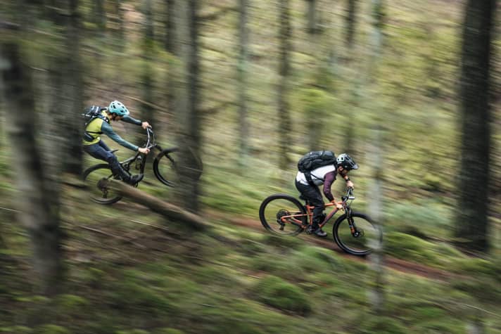 Im Downhill haben beide Bikes ihre Vorzüge: Das Cannondale will spielen, das Santa Cruz hängt super am Gas.
