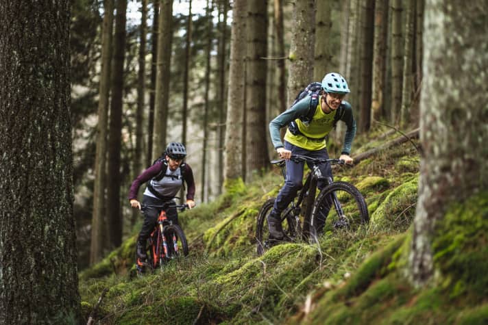 Over the single trail with V-Max: down-country bikes are ideal for epic tours. Two top trail bikes in a duel. Page 28