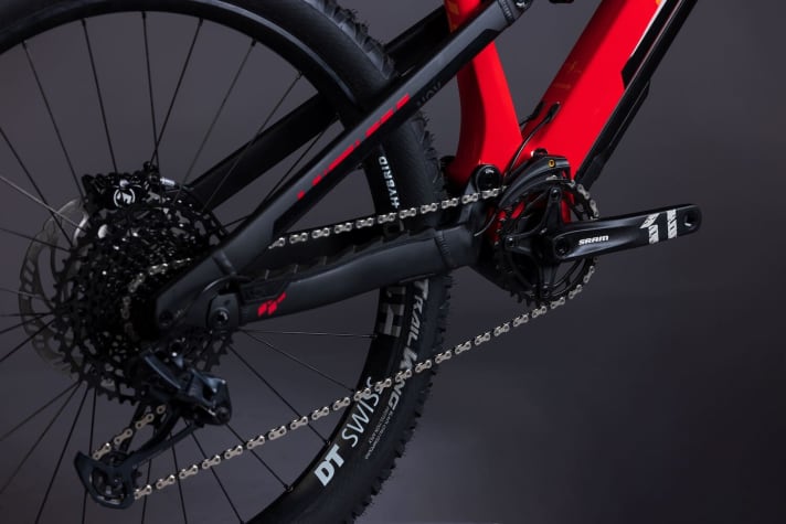   The carbon main frame of the Nox Helium has been revised. The rear triangle is still made of aluminium.