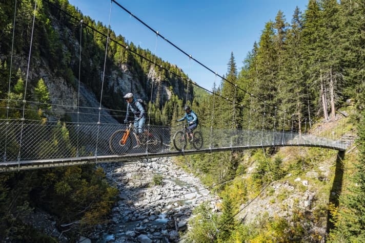 Nepal-Feeling: Die Hängebrücken im Val Sinestra sind nur eines der vielen Highlights rund um Scuol. Seite 102