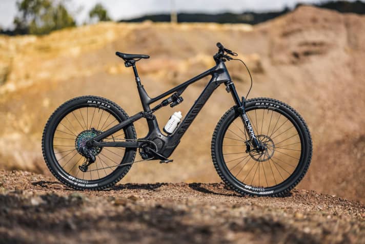   Top model Canyon Spectral:ON CFR LTD // 150/155 mm travel // 900 Wh // 23.2 kg // 11299 euros