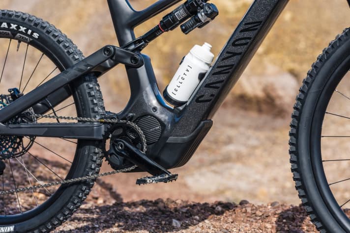   The shock responds to the commands from the fork unit. Sprinting on tarmac is pleasantly lively.