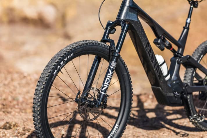   As you can see, you can't see anything... The SAG indicator on the stanchions is missing on the latest Rockshox forks. We think: A step backwards.