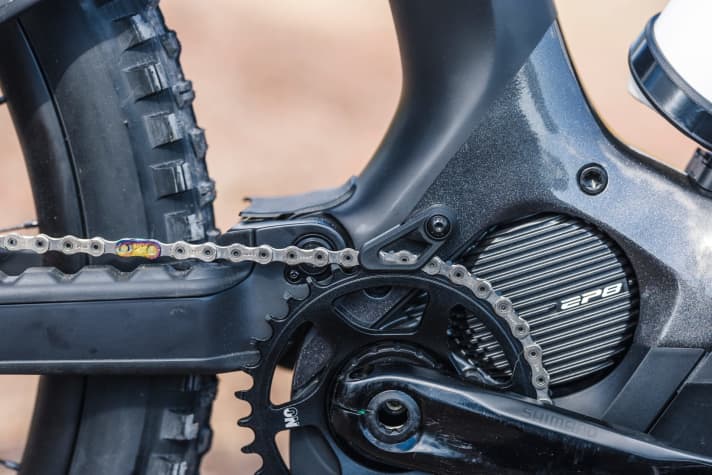   The chainstay protector consistently covers all affected frame parts. The chain deliberately runs close to the rubber coating, which effectively prevents the chain from swinging open and minimises noise.