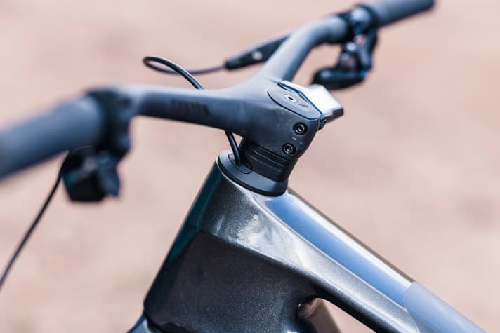   Perfectly integrated! The stem/handlebar unit saves weight and looks classy. However, adjustments to the cockpit are made more difficult. Smart: The sealing of the cable inlets in the headset. We have hardly seen such details on similar systems before.