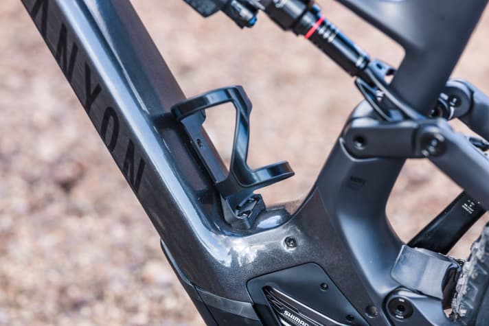   The special bottle cage is double-screwed at the lower screw-on point to prevent twisting. This means that the classic threads do not have to be unnecessarily reinforced, which increases weight.