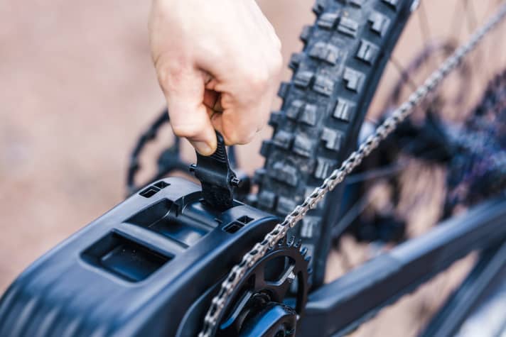   To access the battery, the robust, fibreglass-reinforced plastic cover must be removed. It is secured with a rubber strap.