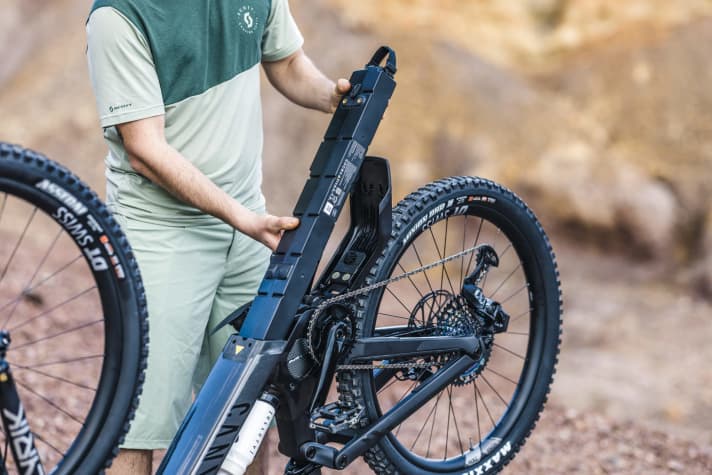   The long 900 mm battery is pulled downwards out of the down tube. In practice, this also works when the bike is lying on its side.