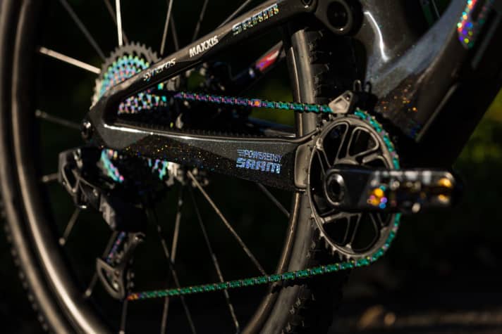   Rainbow: Decals, chain and cassette are reminiscent of the world champion jersey.
