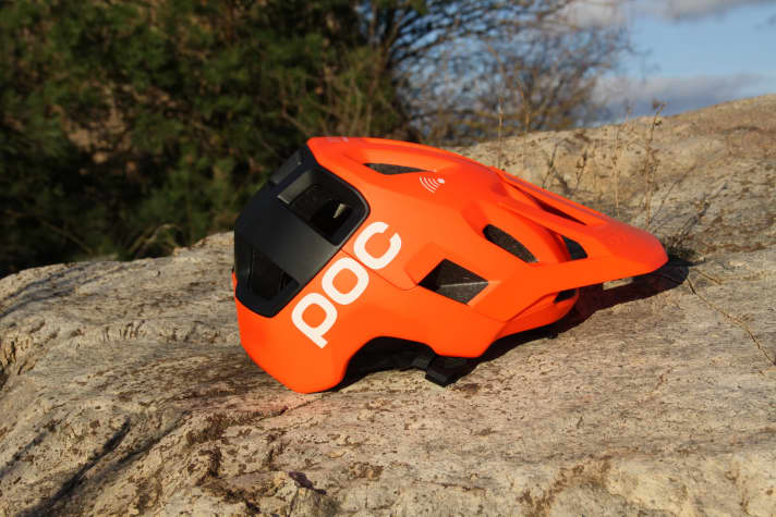   The NFC symbol looks similar to the WLAN symbol and is intended to signal to the emergency services that the helmet can be scanned.