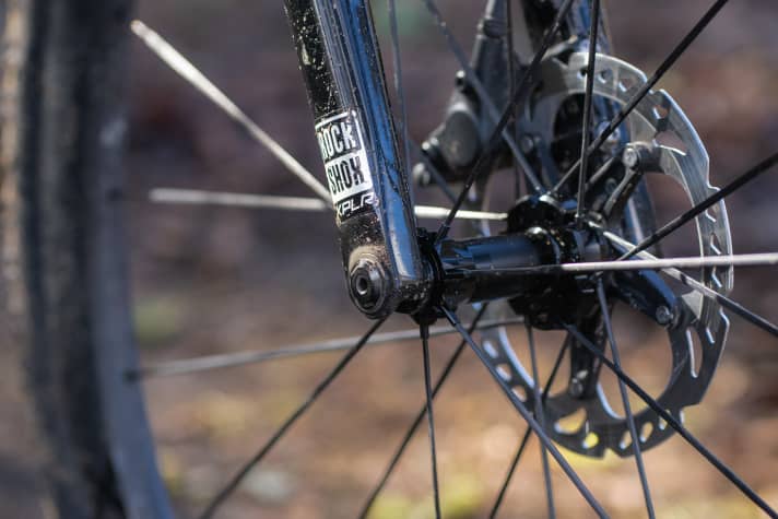 The 12x100 mm thru axle of the Rockshox Rudy gravel suspension fork