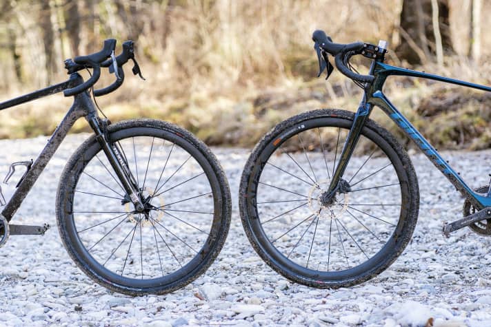 Links die Rockshox Rudy XPLR Gravel-Federgabel mit 30 Millimeter Federweg, rechts der <a href="https://www.bike-magazin.de/mtb_news/teile_zubehoer/vecnum-freeqence-gefederter-vorbau" target="_blank" rel="noopener noreferrer">Vecnum Freeqence-Vorbau</a>  mit ebenfalls drei Zentimetern Federweg.